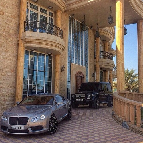 Bên ngoài căn biệt thự của con nhà giàu Dubai luôn có nhiều hơn 1 chiếc xe hơi.